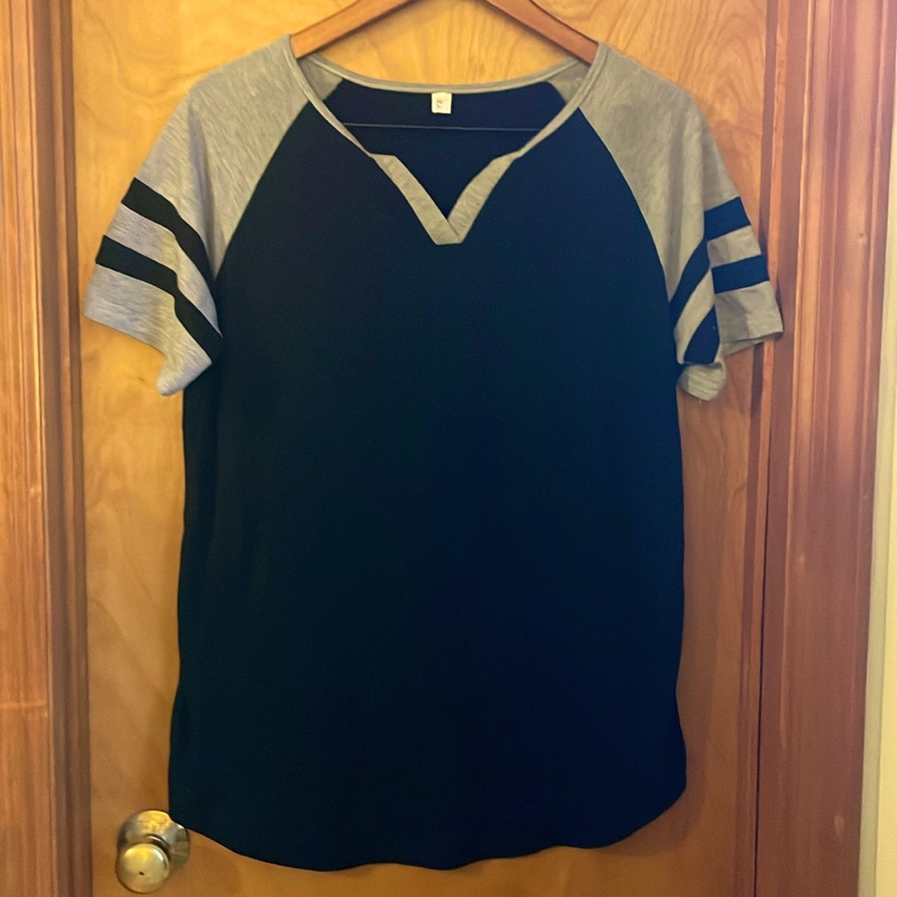 🌻3 for $25 football-style tee. Large. Black and Gray.